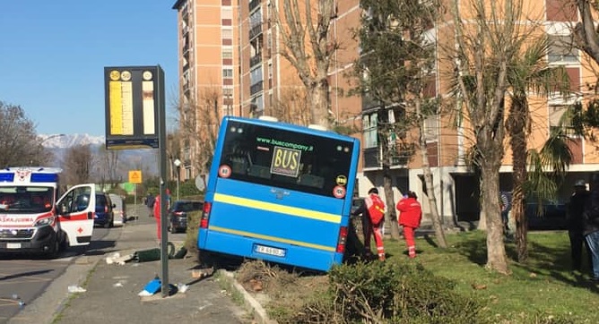 Paura a Torino – Autobus finisce fuori strada e sbatte contro un albero, sotto choc il conducente