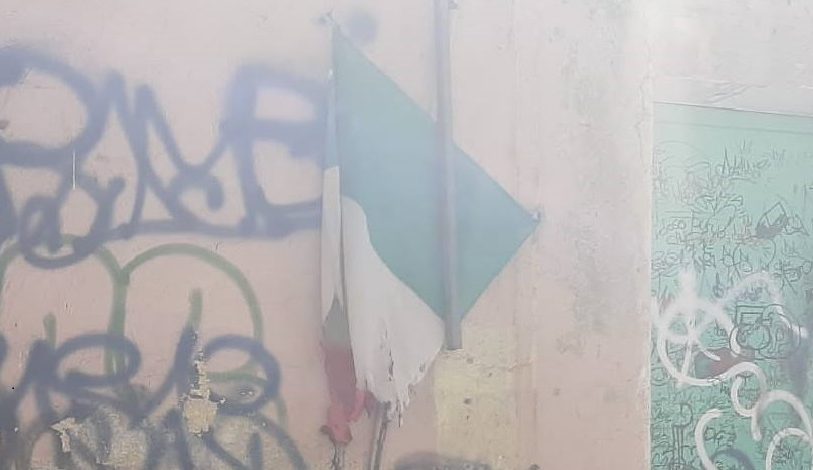 Tricolore bruciato a Strambino (To) – “Gesto indegno, punire i colpevoli”