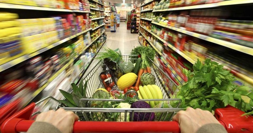 Torino – Investe col carrello il vigilantes del supermercato e prova a rubare la spesa: arrestata