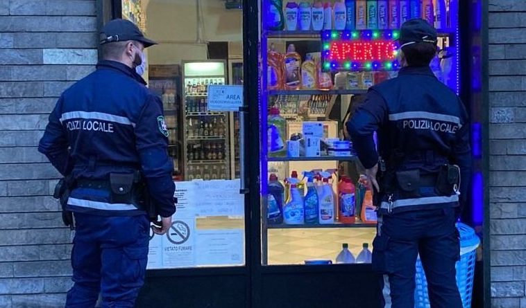 Porta Palazzo- Si riuniscono in strada per bere birra, in barba a zona rossa e divieti: 10 denunce