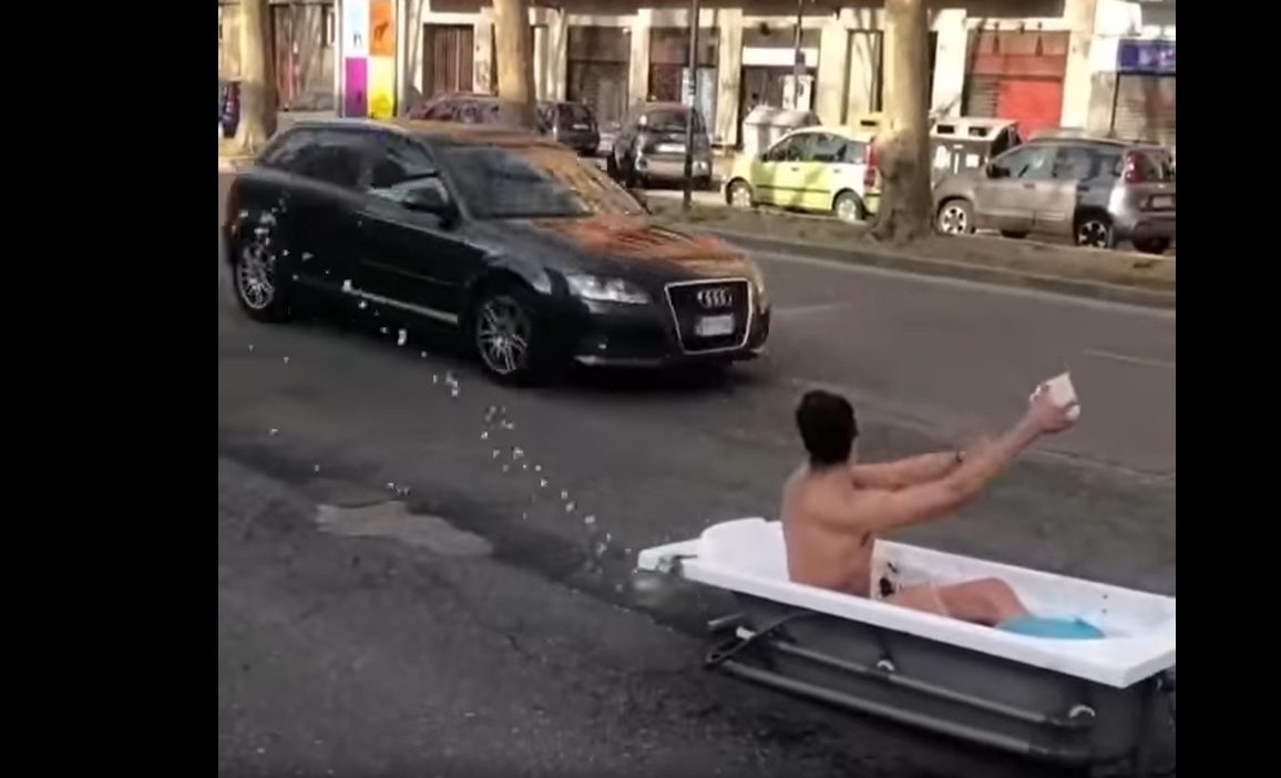 Torino – Follia in corso Novara: gli staccano la corrente, lui porta la vasca in strada per farsi il bagno