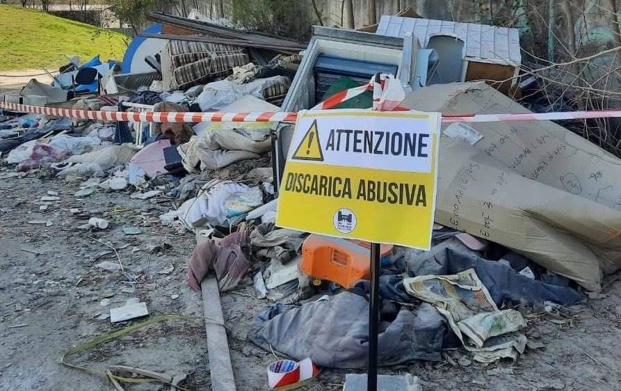 Indecenza a Torino – Una discarica abusiva vicino al Mausoleo della ‘Bela Rosin’, il blitz dei volontari