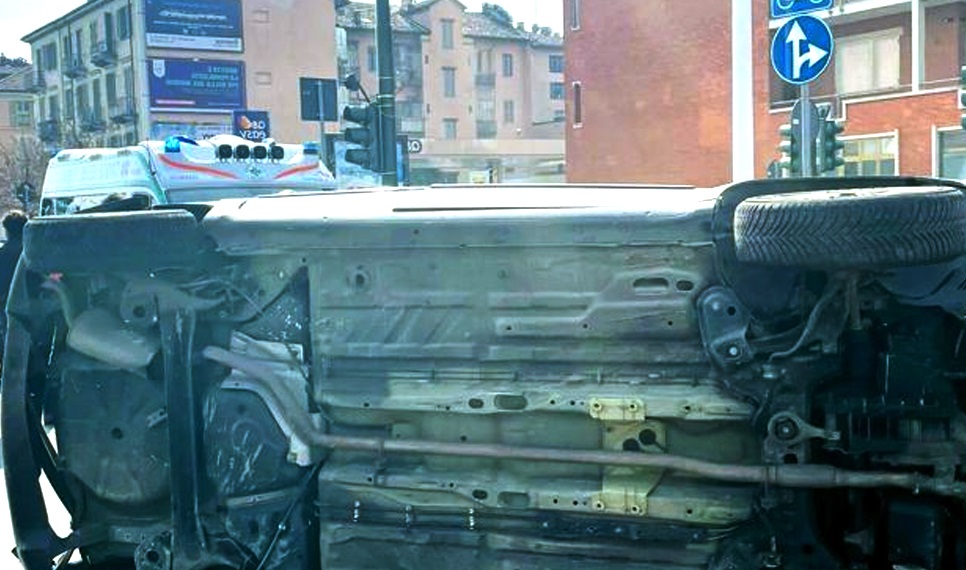 Torino – Tremendo incidente in zona Aurora: auto si ribalta, tre feriti