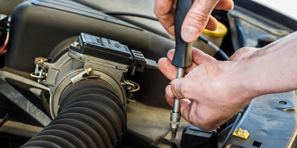 Torino – Meccanico abusivo, riparava auto nel cortile: multa da 5mila euro