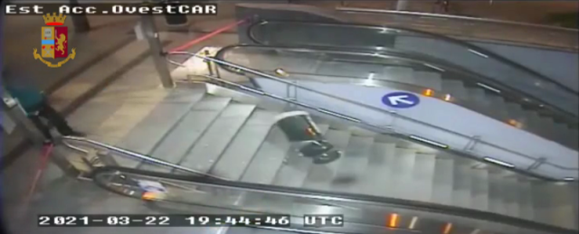 Torino – Follia in Metro: vandalizza la fermata lanciando monopattino, bidone e bottiglie. Denunciato