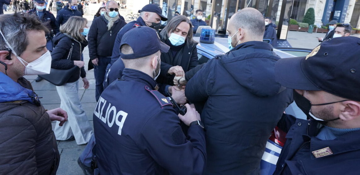 Rabbia ‘No Mask’ a Torino – Oltre 40 sanzionati dopo la manifestazione: un agente ferito