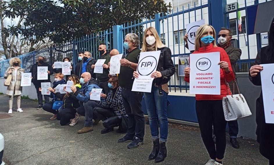 Torino – “Un anno di massacro, ora il colpo di grazia con le cartelle esattoriali”, la protesta delle Partite Iva