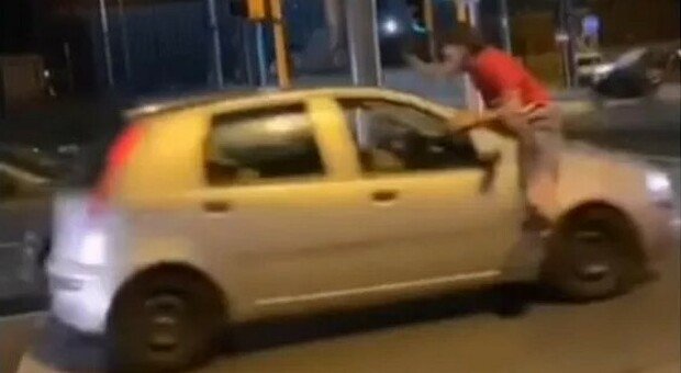 Torino – Ragazzini si gettano sotto le auto e le evitano all’ultimo secondo, nuova follia per TikTok