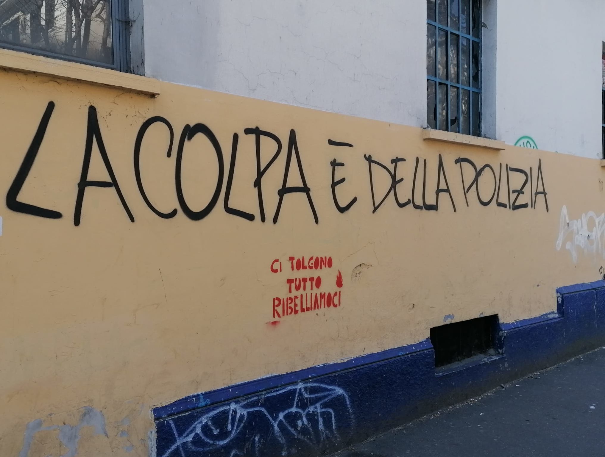Torino – L’intero quartiere Aurora tappezzato di scritte contro la Polizia. Alessi: “Una vergogna, messaggi inquietanti”