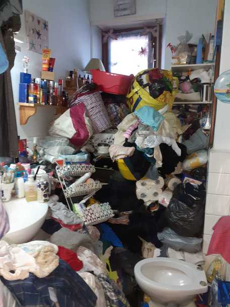 Torino – Anziana con problemi psichici vive in mezzo a 10 tonnellate di rifiuti in casa: sgomberato l’appartamento