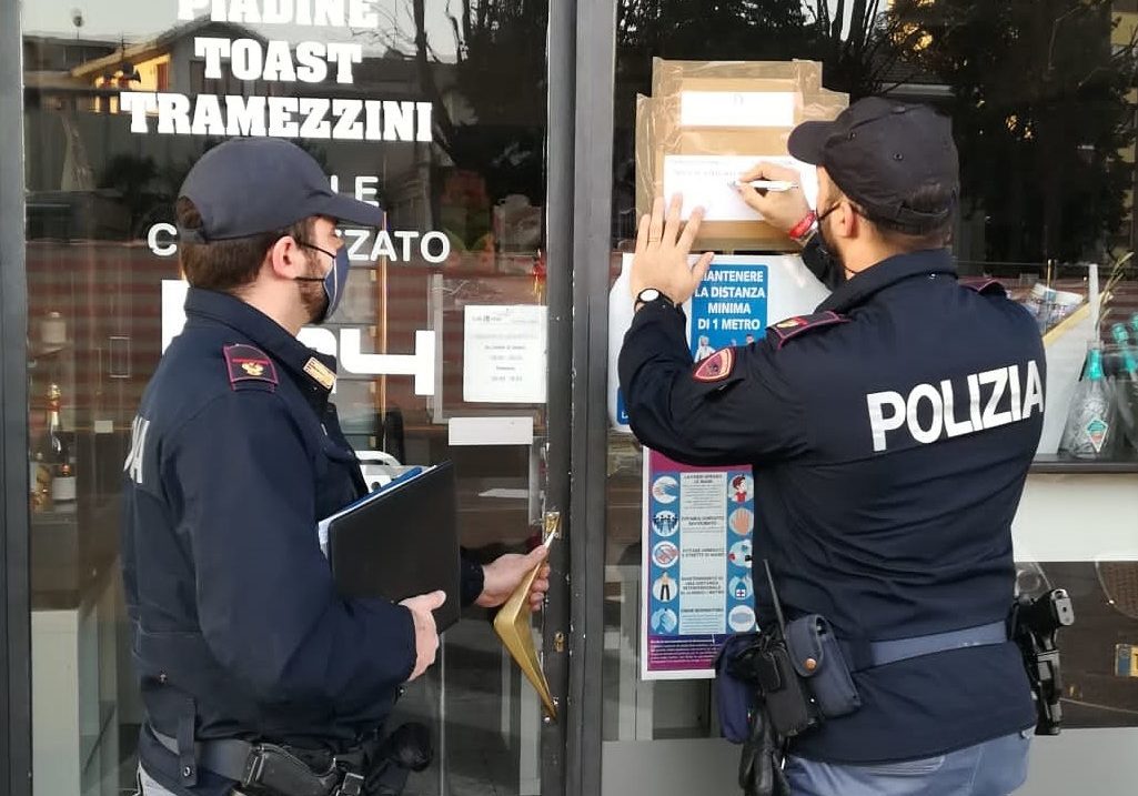 Torino – Passa alcolici dalla grata e crea assembramento. Multato barista, chiuso il locale