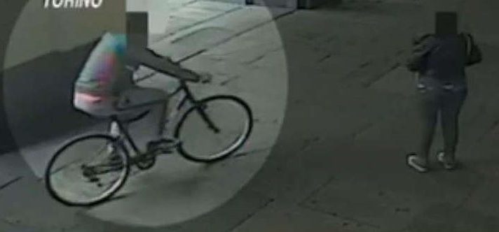 Torino – Maghrebino in bici strappa cellulare a una donna e continua la chiamata: fermato dalla Polizia