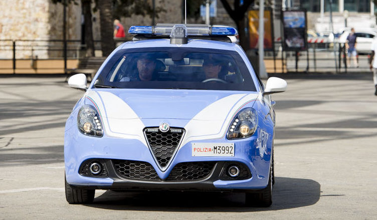 Torino – Polizia attirata dalle urla di un commerciante: c’era una rapina. Due arresti