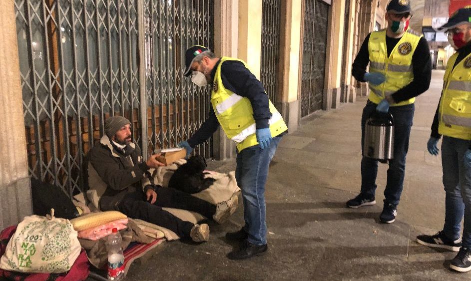 Torino – Nuovo importante intervento dei volontari: cibo e mascherine ai senzatetto del centro