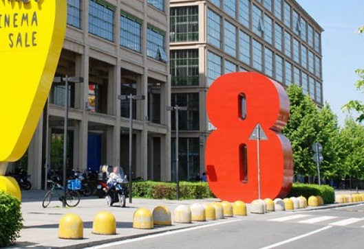 Torino – Rider si ferma per mangiare, minorenne maghrebino lo rapina: fuga all’8 Gallery