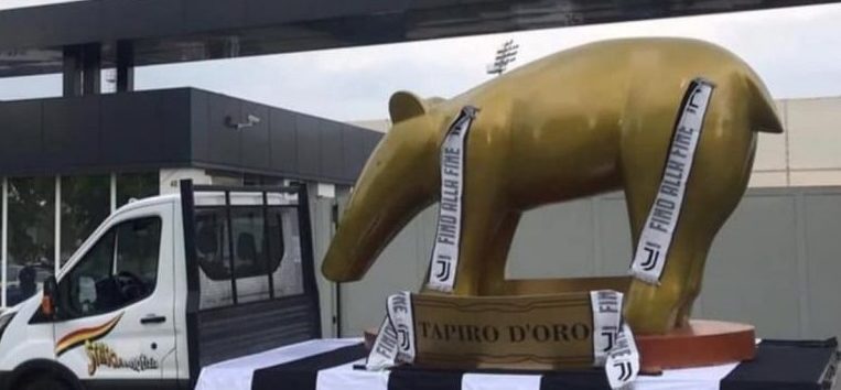 Torino – La Super Lega è un Super Flop: un Tapiro gigante per Agnelli davanti allo stadio della Juve