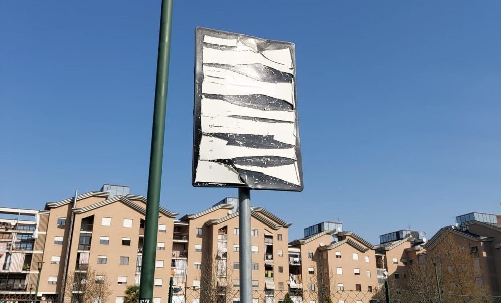 Torino – Cancelli divelti, segnaletica vandalizzata: il degrado dilaga ai giardini Saragat. FOTO