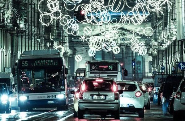 Torino – Il caos vitale e la poesia delle luci: ecco la foto premiata nel concorso sulle ‘Luci d’Artista’