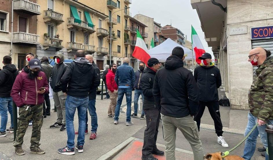 Torino, spaccio selvaggio: “Bimbi costretti a fare lo slalom fra i pusher fuori da scuola”, la protesta di volontari e residenti