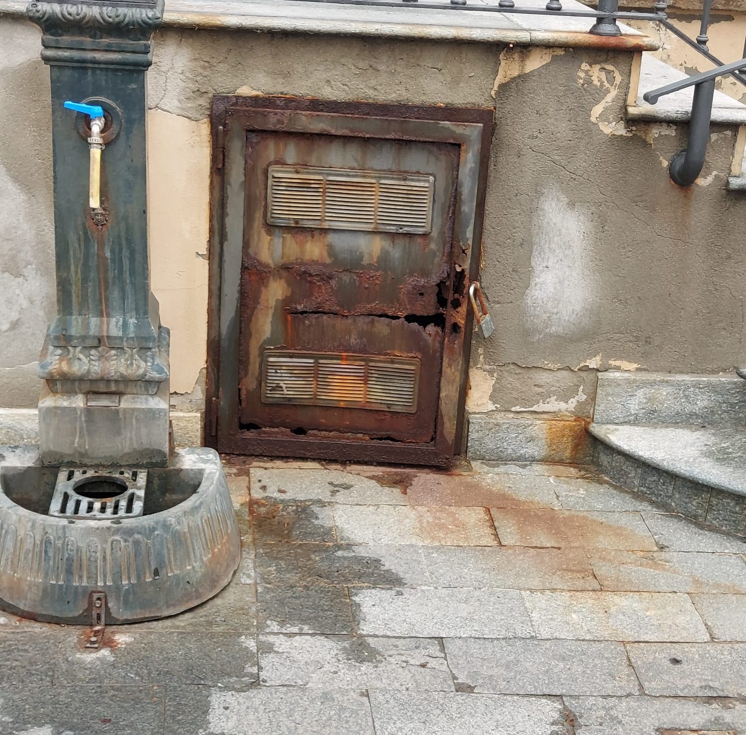 Torino – Interno del Cimitero Monumentale in condizioni vergognose (FOTO) Petrarulo (Fi) “Situazione imbarazzante, intervenire subito”