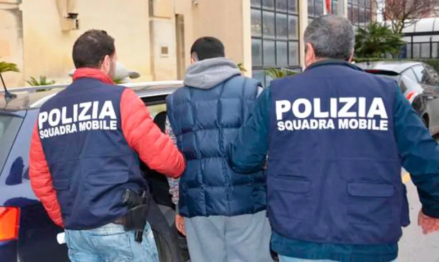 Torino – 19enne africano molesta passanti in centro, poi prende a calci e pugni i poliziotti: arrestato