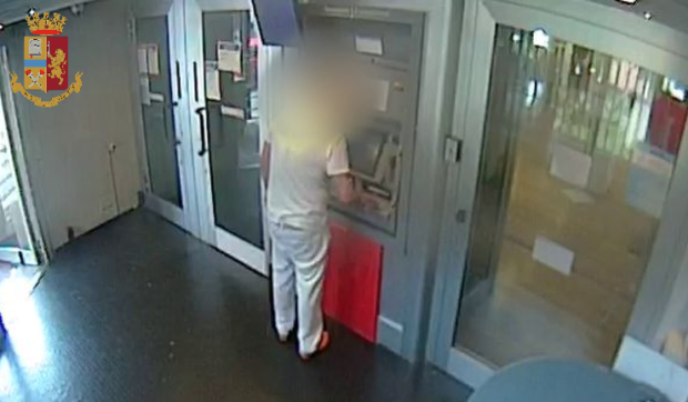 Torino – Operatore Rsa sottrae la carta ad anziana e preleva soldi: era già condannato per furto e truffa