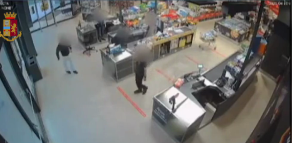 Torino – Sgominata la banda dei supermercati, terrore di Barriera: ladro inchiodato da una protesi al braccio