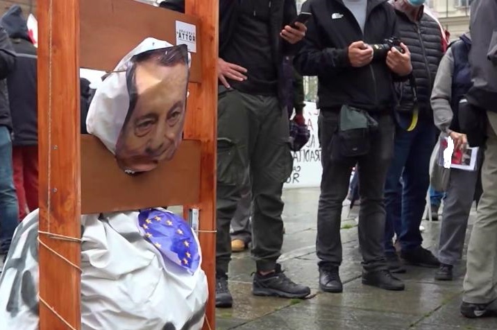 Tensione a Torino – Draghi “ghigliottinato” in Piazza Castello: scontri fra Polizia e antagonisti