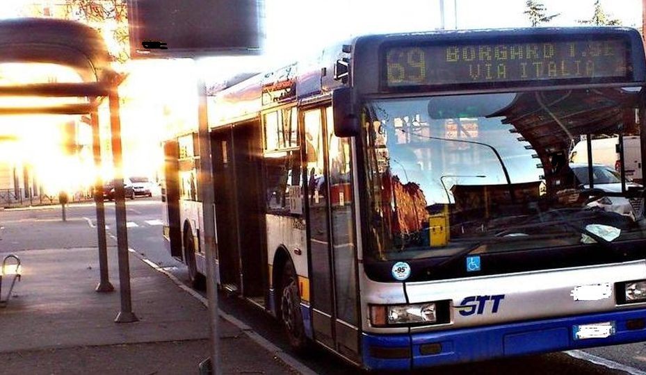 Torino – Ragazzino imbratta pensilina del bus: un cittadino lo vede e viene aggredito: interviene la Polizia