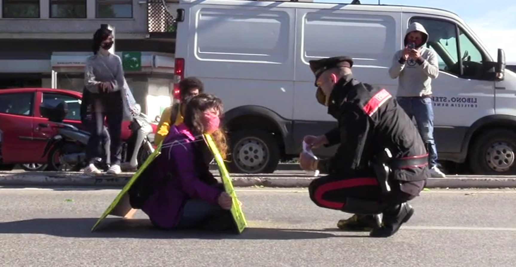 Torino – Traffico in tilt in corso Francia: attivisti in mezzo alla strada bloccano auto