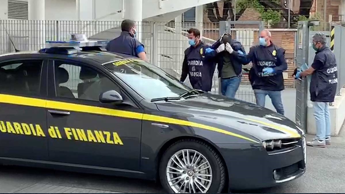 Torino – Sventata maxi truffa miliardaria ai danni di una banca, sequestrati titoli per 40 miliardi di dollari