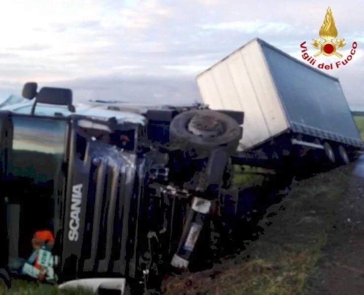 Drammatico incidente: due ragazzi si schiantano contro Tir e muoiono, sotto choc il conducente