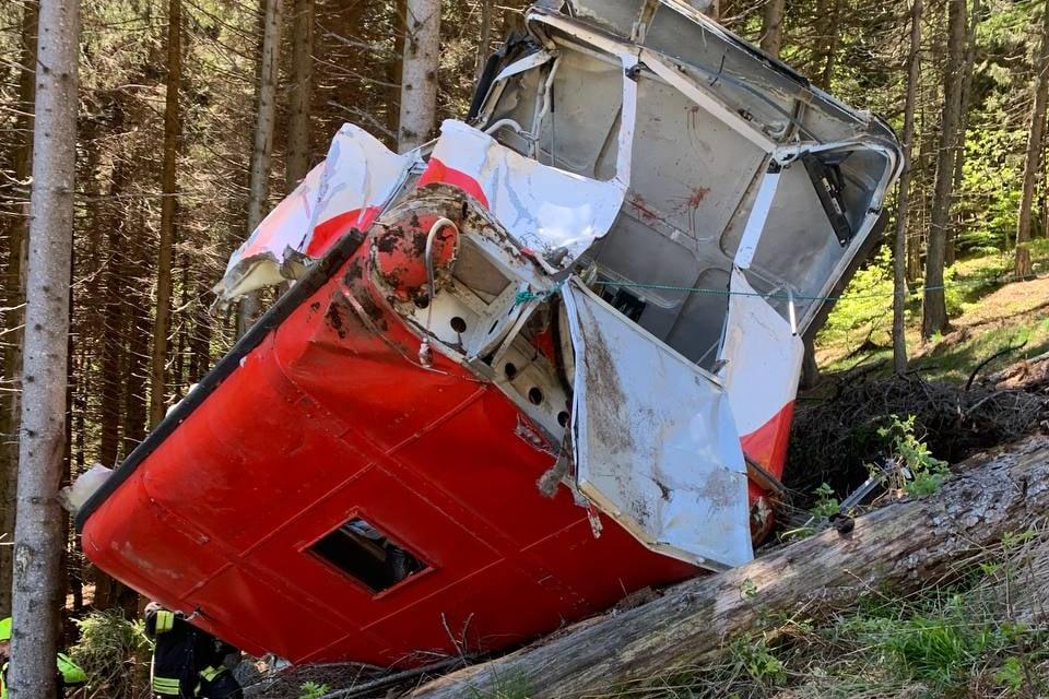 Tragedia crollo funivia – Le vittime salgono a 13, unici superstiti due bimbi