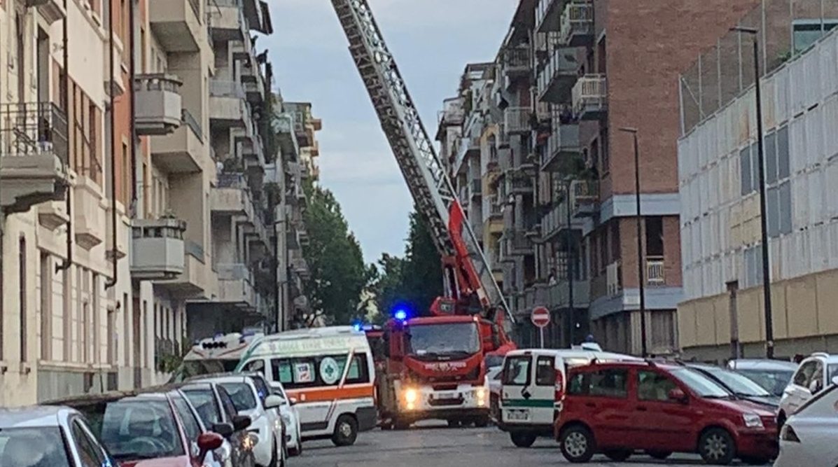 Torino – Incendio alla Crocetta, palazzo evacuato: ragazza salvata dai vigili del fuoco