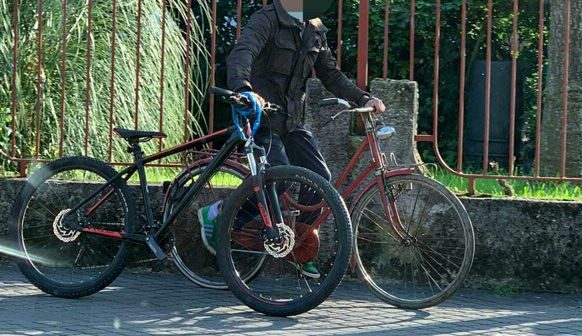 Torino – Tenta di rubare biciclette con un cavatappi: colto sul fatto da una residente che lo fa arrestare