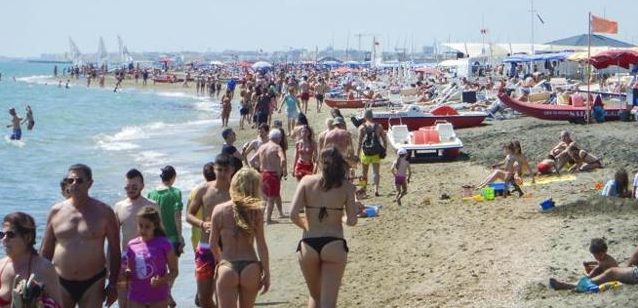 Vaccino ai turisti piemontesi che vanno in Liguria: Ipotesi “iniezione in trasferta”, il piano