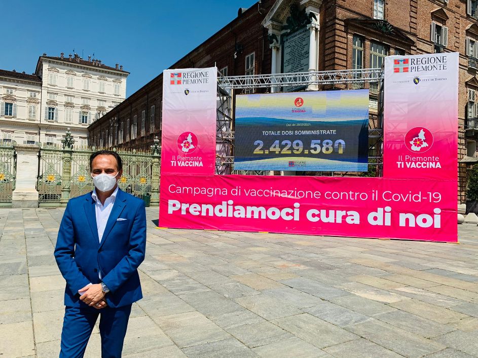 Torino – In piazza Castello inaugurato il maxischermo con il contatore in tempo reale dei vaccini