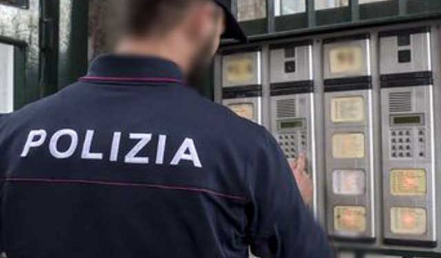 Torino – Agli arresti domiciliari si rifiuta di aprire alla Polizia “Pensavo fosse mia madre”