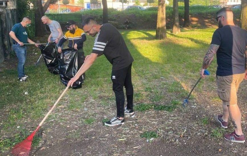 Torino – Il giardino è invaso da degrado, bottiglie e cocci di vetro: i residenti scendono in strada e lo puliscono