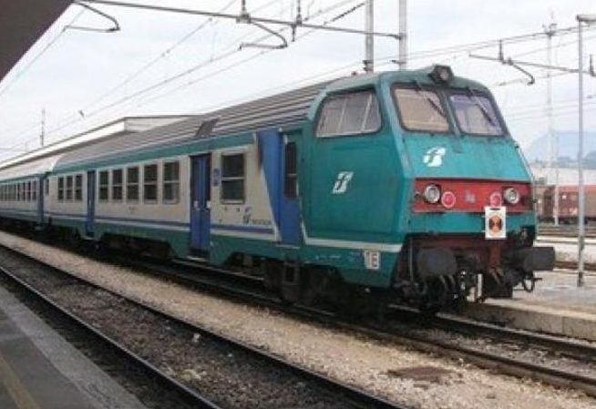 Panico su treno per Torino – Nigeriano estrae pistola per rapina, poi la punta su macchinista: bloccato dai carabinieri