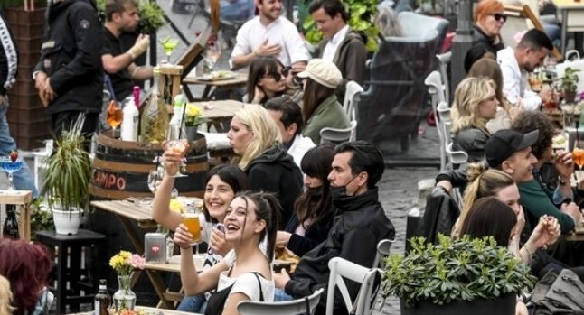 Nuovo decreto, l’Italia riapre – Coprifuoco alle 23, poi sarà abolito del tutto. Numerose riaperture: ecco cosa cambia