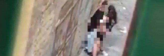 Fanno sesso in mezzo alle case nel Torinese: lui riesce a fuggire, lei bloccata prende multa da 10mila euro