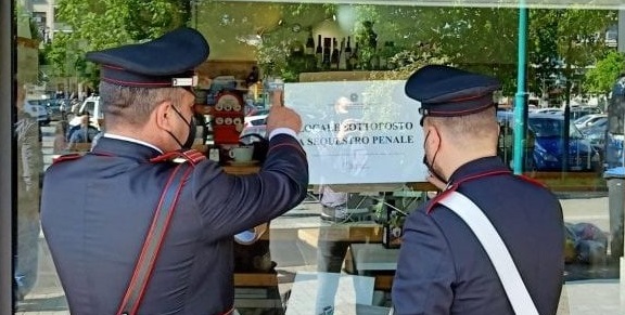 Torino – Chiuso il locale degli aperitivi negazionisti, urla e proteste “Lasciateci morire in pace”