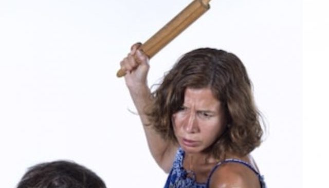 Torino – Lo colpisce ripetutamente con un mestolo poi lo ‘azzanna’ al collo: questa volta l’arrestata è lei