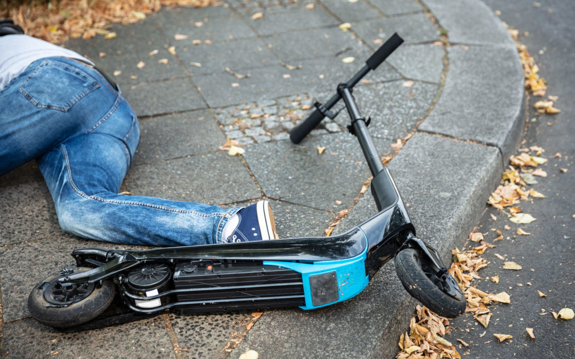 Torino – Grave incidente: auto contro monopattino, uomo in gravi condizioni