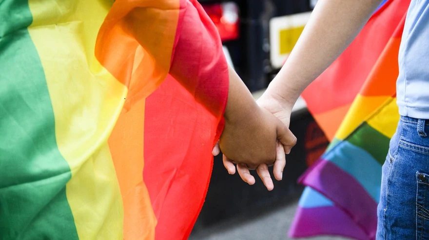 Vergogna a Torino “Lesbiche schifose”: picchiate a 13 anni perché hanno una borsa arcobaleno