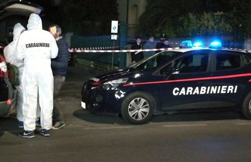 Piemonte – A 19 anni uccide il padre a coltellate, confessa la ragazza: “Ci maltrattava”