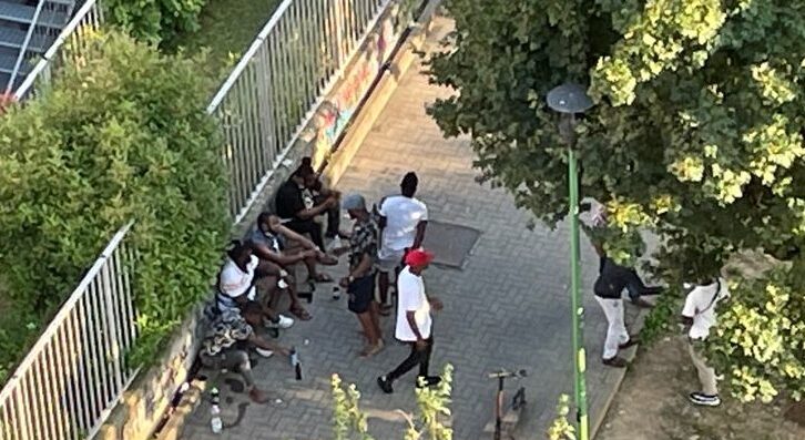 Torino – Spaccio e pusher a tutte le ore, sotto casa dei residenti. La droga è ormai venduta ‘alla luce del sole’. Allarme ai Giardini Madre Teresa