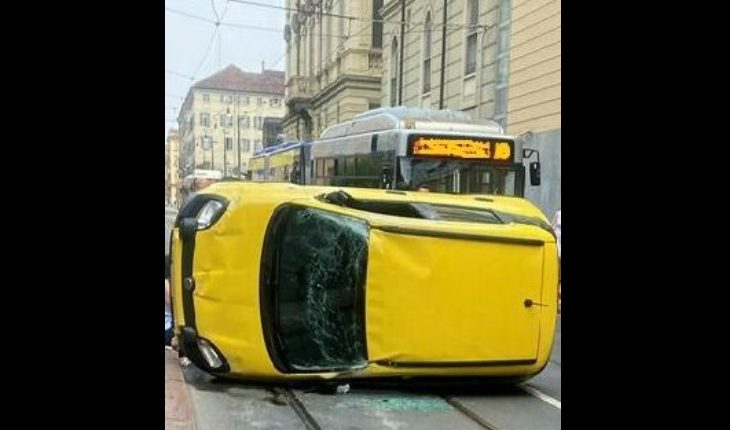 Torino – Scontro fra auto in pieno centro, all’incrocio ‘maledetto’: madre e figlia ferite, portate in ospedale