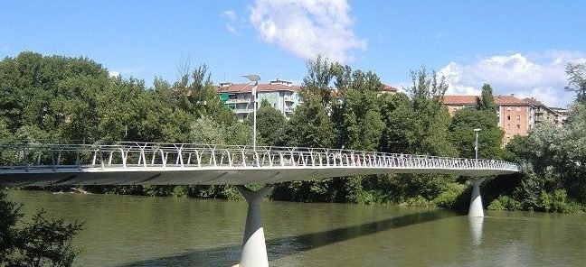 Torino – Donna sulla ringhiera del ponte, minaccia di gettarsi nel Po: salvata in extremis dalla Polizia